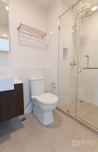 คอนโด ให้เช่าในPhaya Thai, Bangkok - ห้องน้ำสไตล์โมเดิร์น พร้อมตู้กระจกกั้นอาบน้ำ อ่างล้างหน้า และโถสุขภัณฑ์โทนอบอุ่น