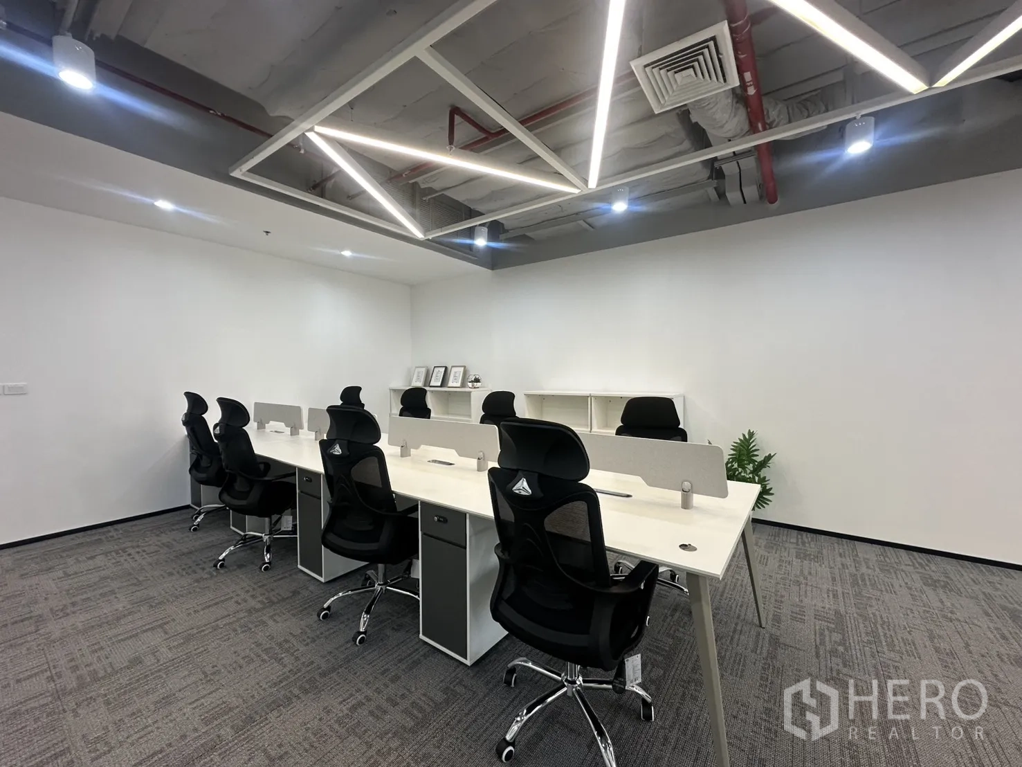 办公室 for rent in Pathum Wan, Bangkok - 开放式办公区配长条工位与人体工学椅，天花为几何LED灯。