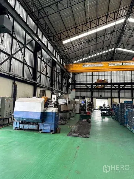 工厂 出售在Si Racha, Chon Buri - 钢结构厂房通道，设有行车与工业设备。