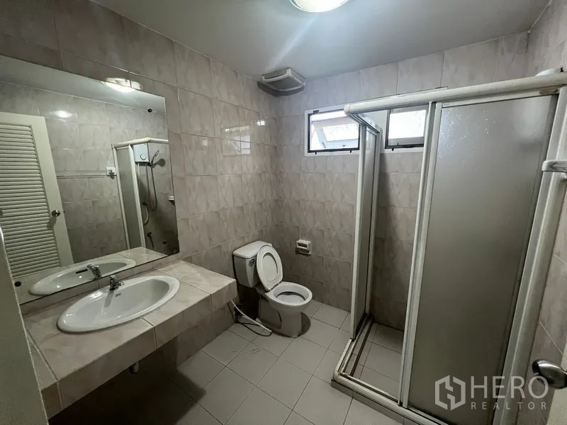 Detached House for rent in Bang Na, Bangkok - Bathroom with shower enclosure, vanity and toilet