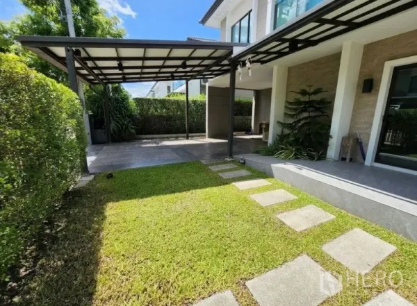 บ้าน ให้เช่าในPrawet, Bangkok - สวนหน้าบ้านพร้อมทางเดินแผ่นทางและโรงจอดรถมีหลังคา ของบ้านเดี่ยวสไตล์โมเดิร์นในเขตประเวศ กรุงเทพฯ