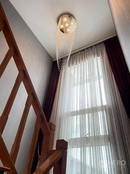 บ้าน ขายในBang Kruai, Nonthaburi - โถงบันไดมีหน้าต่างสูง ผ้าม่านโปร่ง และโคมไฟระย้าแบบหยดน้ำ
