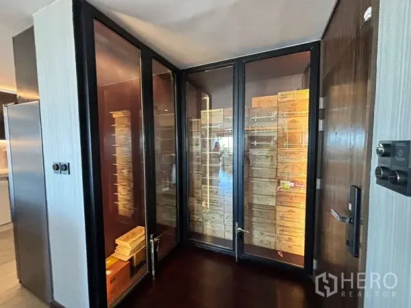 คอนโด ให้เช่าในWatthana, Bangkok - ห้องเก็บของกระจกพร้อมชั้นไม้และกล่อง ภายในคอนโดหรู