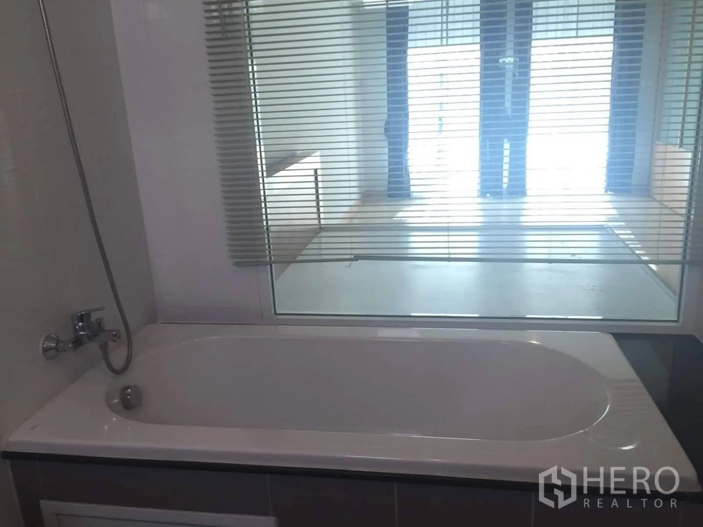 ทาวน์เฮาส์ ให้เช่าหรือขายในLat Phrao, Bangkok - ห้องน้ำพร้อมอ่างอาบน้ำและกระจกกั้นมองเห็นห้องนอน