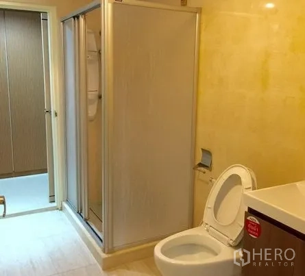 คอนโด ให้เช่าในWatthana, Bangkok - ห้องน้ำโทนเรียบ พร้อมตู้ชาวเวอร์ อ่างล้างหน้า และโถสุขภัณฑ์