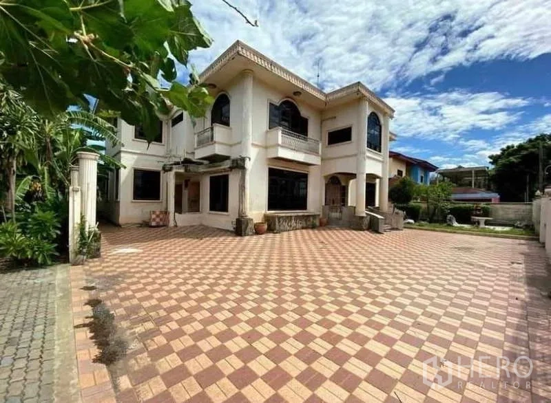 独立式住宅 出售在Prawet, Bangkok - 两层独栋外立面，超大棋盘格前院