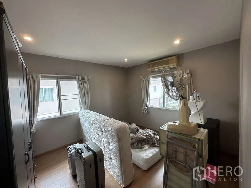 บ้าน ขายในSai Mai, Bangkok - ห้องนอนรอง พื้นไม้ มีหน้าต่างสองบาน