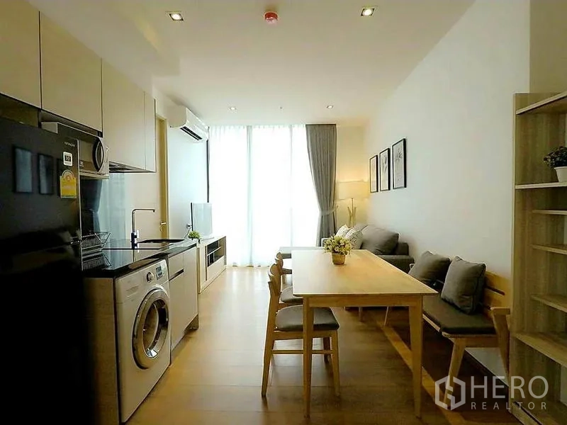 คอนโด ให้เช่าในKhlong Toei, Bangkok - ครัวแคมป์ยาวพร้อมตู้เย็นและเครื่องซักผ้า ตรงข้ามโต๊ะทานข้าว