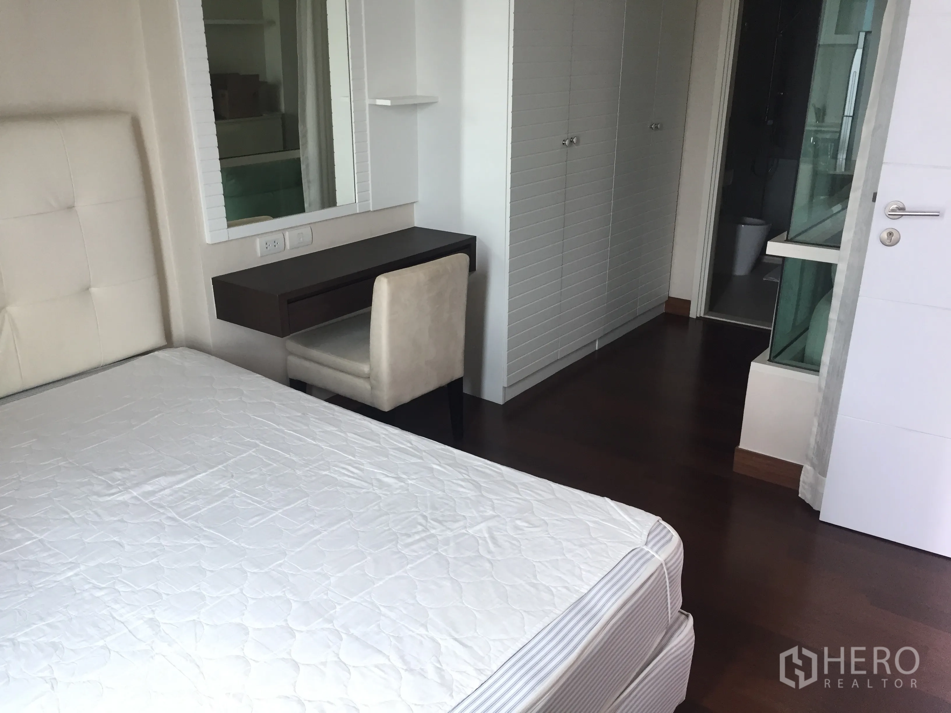 คอนโด ให้เช่าในWatthana, Bangkok - มุมห้องนอนพร้อมตู้เสื้อผ้าบิวท์อิน โต๊ะทำงาน และผนังกระจกเชื่อมต่อห้องน้ำ