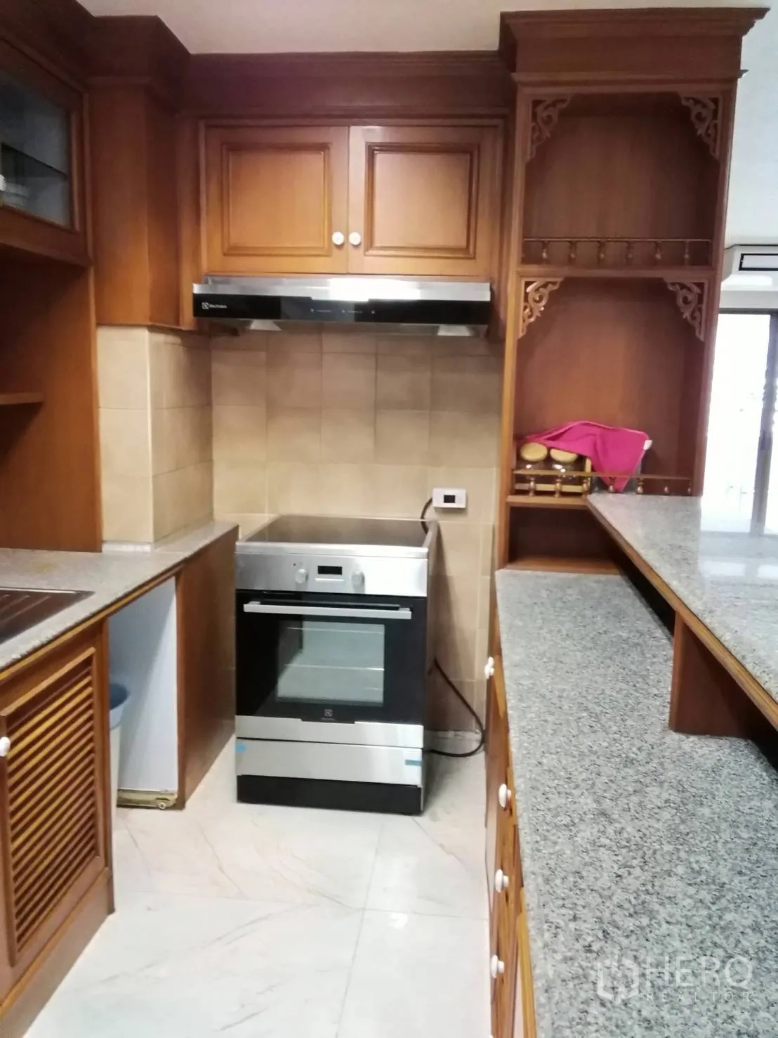 คอนโด ให้เช่าหรือขายในWatthana, Bangkok - ครัวบิวท์อินพร้อมเตาอบ เครื่องดูดควัน เคาน์เตอร์หินแกรนิต และที่เก็บของมากมาย