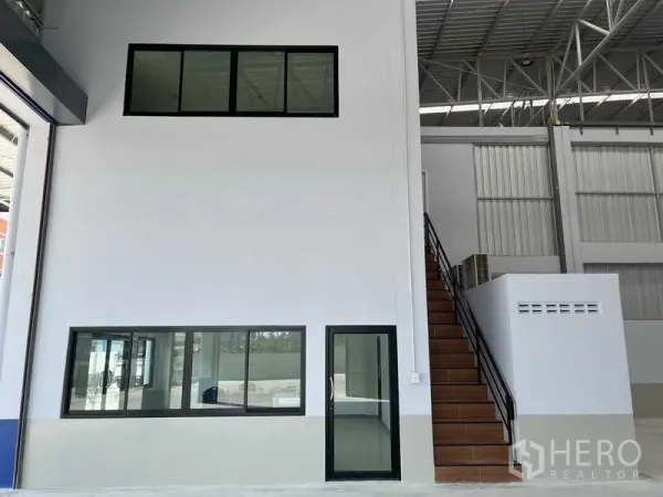 Warehouse for rent in Khlong Luang, Pathum Thani - Glass-fronted office and staircase inside the warehouse with high clear height.