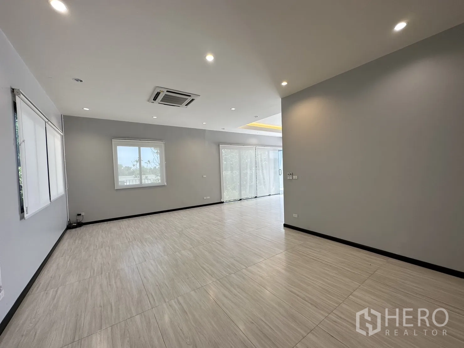 โรงงาน ขายในLam Luk Ka, Pathum Thani - ออฟฟิศ/โชว์รูมชั้นล่าง พื้นกระเบื้องแผ่นใหญ่และหน้าต่างรอบด้าน.