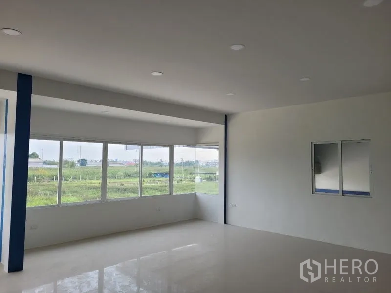 โรงงาน ให้เช่าหรือขายในKhlong Luang, Pathum Thani - ออฟฟิศมุมกว้างพร้อมกระจกเข้ามุมและพื้นเงา