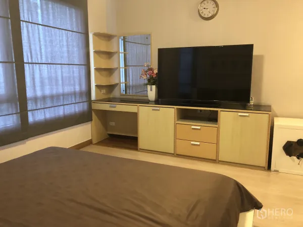 คอนโด ให้เช่าหรือขายในKhlong Toei, Bangkok - ห้องนอนพร้อมทีวีขนาดใหญ่บนตู้บิลท์อิน และมุมโต๊ะเครื่องแป้งกระจก