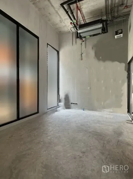 พื้นที่ขายปลีก ให้เช่าในKhlong Toei, Bangkok - พื้นที่ค้าปลีกเปล่าพื้นคอนกรีต ผนังกระจกฝ้า เพดานเปิดโชว์งานระบบ