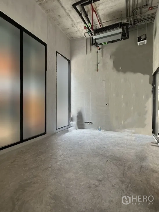 พื้นที่ขายปลีก ให้เช่าในKhlong Toei, Bangkok - พื้นที่ค้าปลีกเปล่าพื้นคอนกรีต ผนังกระจกฝ้า เพดานเปิดโชว์งานระบบ