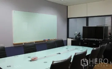 สำนักงาน ให้เช่าในBang Na, Bangkok - ห้องประชุมโต๊ะกระจก เก้าอี้หนัง กระดานไวท์บอร์ด และทีวีสำหรับพรีเซนต์ในสำนักงานกรุงเทพฯ.
