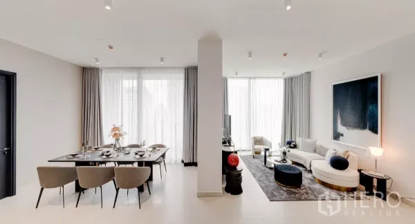 公寓 出租在Bang Rak, Bangkok - 开放式客餐厅，落地窗与现代家具，采光充足的曼谷公寓。