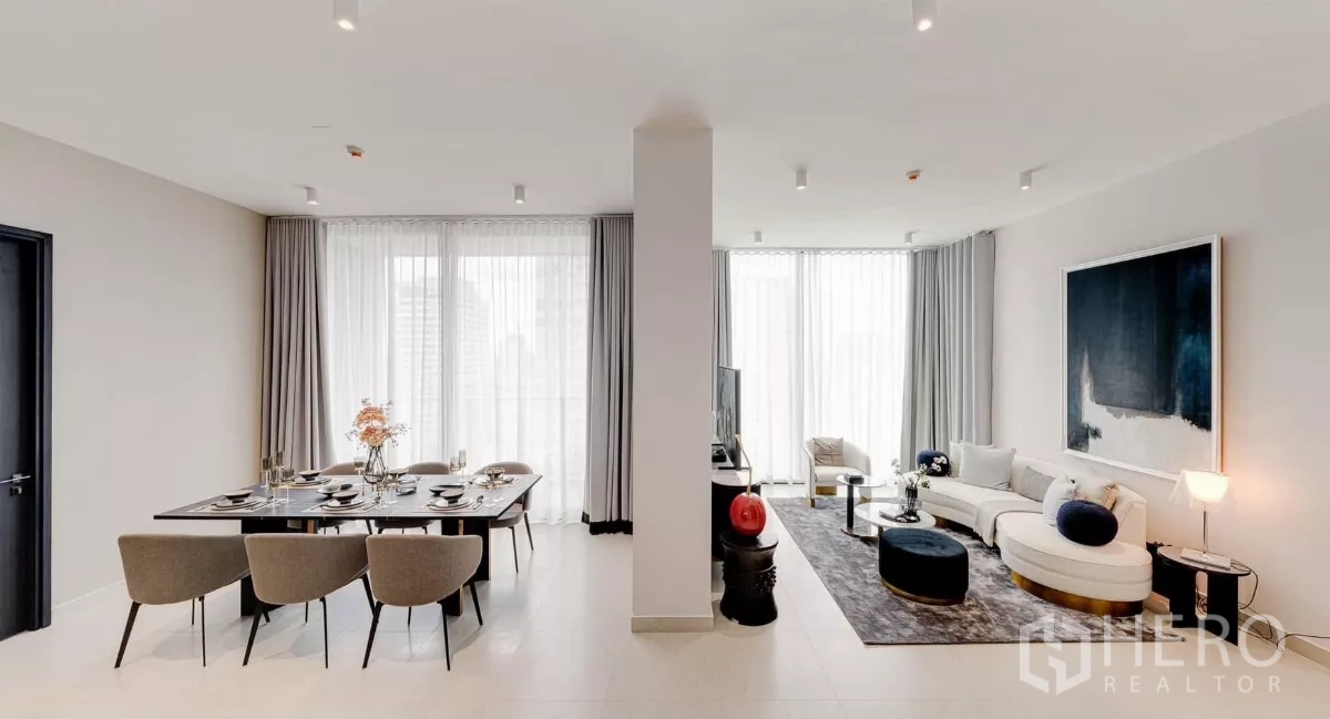 公寓 出租在Bang Rak, Bangkok - 开放式客餐厅，落地窗与现代家具，采光充足的曼谷公寓。