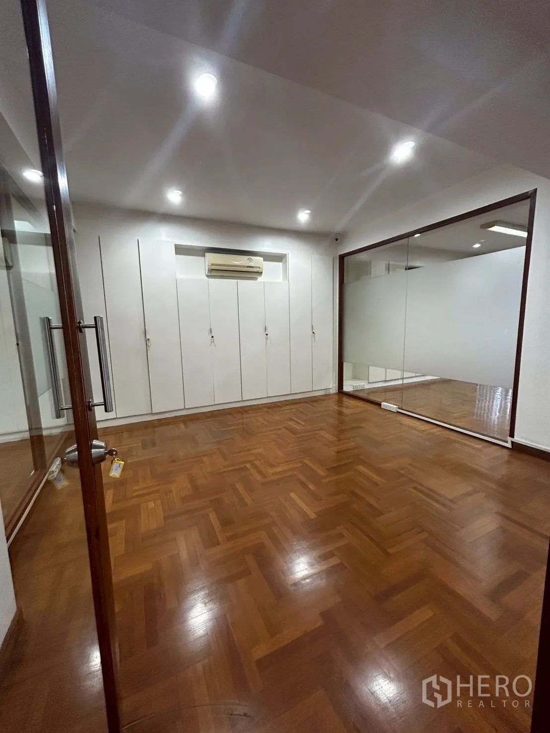 โชว์รูม for rent or sale in Bang Phli, Samut Prakan - ห้องกระจกพร้อมตู้บิวท์อินและพื้นไม้ก้างปลา