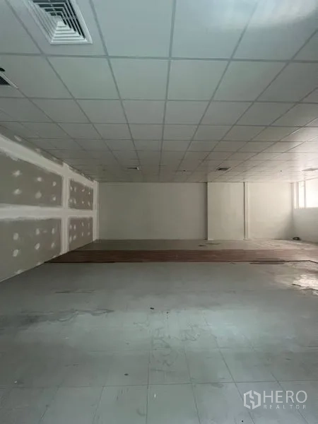 零售空间 出租在Bang Rak, Bangkok - 开阔零售室内空间，吊顶空调出风口、石膏板隔墙与未完成地面