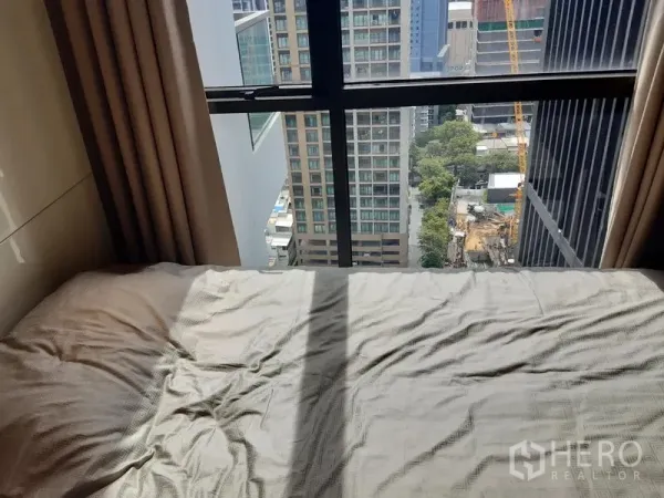 คอนโด ให้เช่าในKhlong Toei, Bangkok - ห้องนอนพร้อมหน้าต่างบานใหญ่ มองเห็นวิวเมืองกรุงเทพฯ