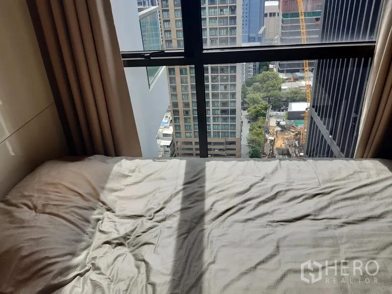 คอนโด ให้เช่าในKhlong Toei, Bangkok - ห้องนอนพร้อมหน้าต่างบานใหญ่ มองเห็นวิวเมืองกรุงเทพฯ