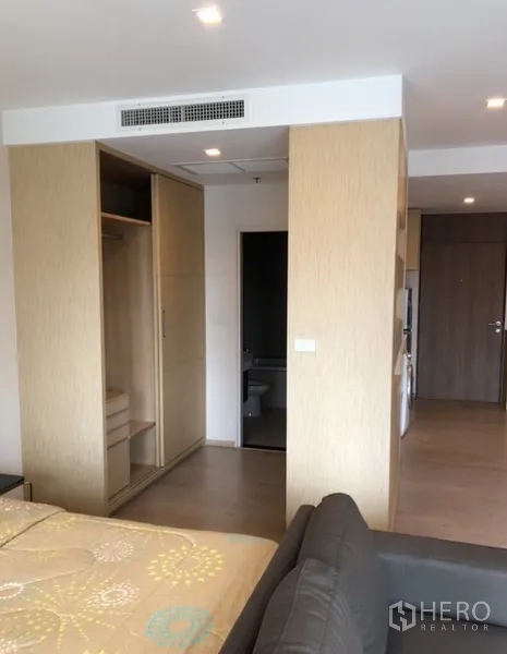 คอนโด ให้เช่าในKhlong Toei, Bangkok - ตู้เสื้อผ้าบิวท์อินและมุมแต่งตัว ถัดจากทางเข้าห้องน้ำ