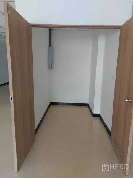 办公空间 出租在Pathum Wan, Bangkok - 办公室内带双开木门的小型储物或机房空间，配有配电箱。