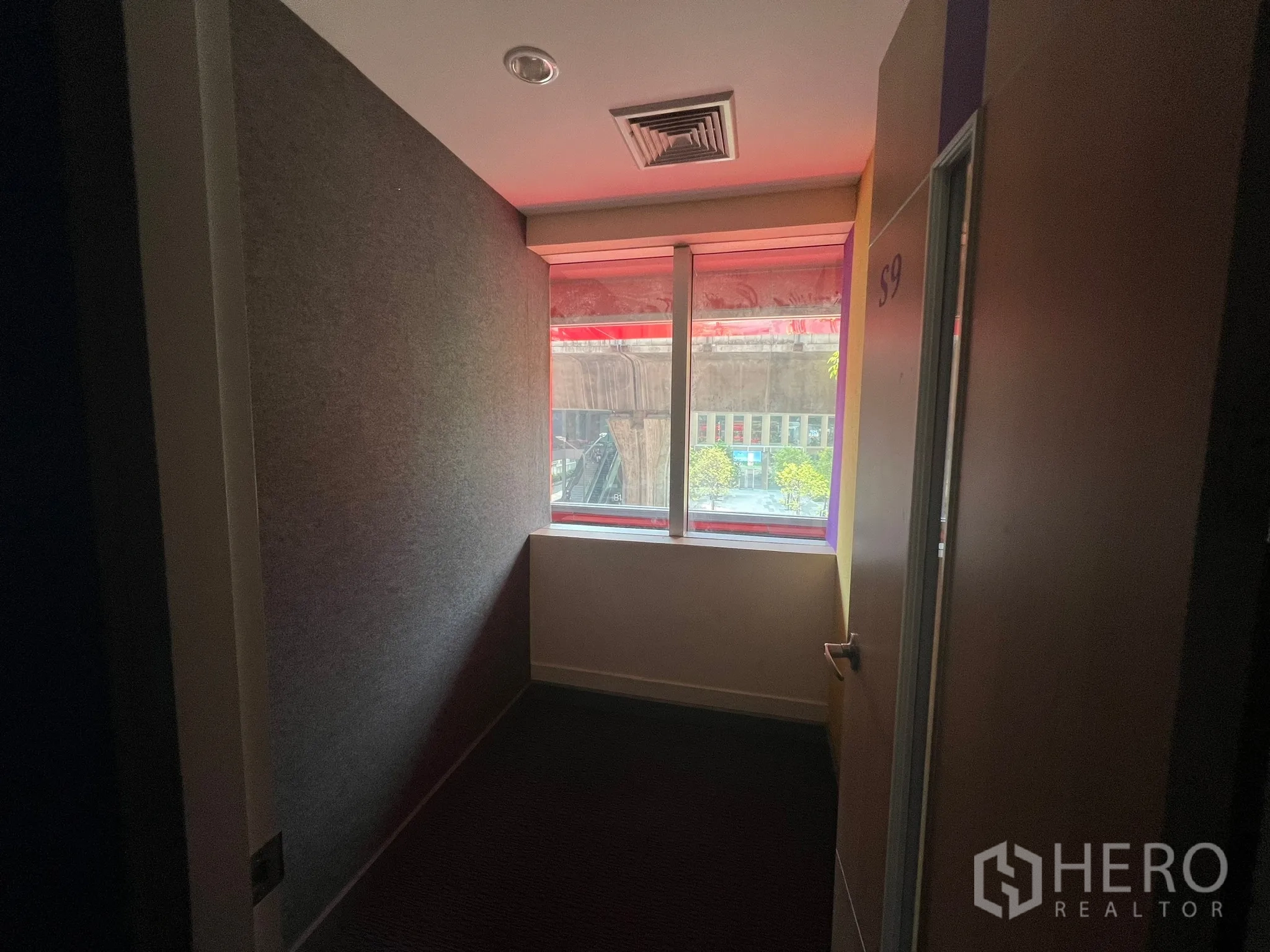 零售空间 出租 - 紧凑办公室带窗户与红色窗框，自然采光良好。