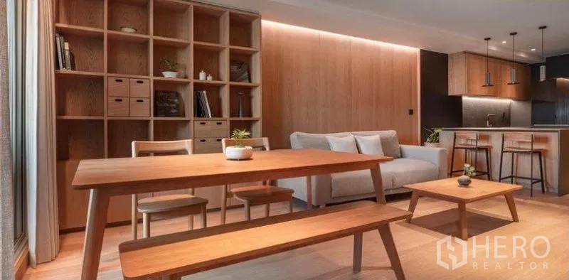 คอนโด ให้เช่าในPhaya Thai, Bangkok - โซนรับประทานอาหาร โต๊ะไม้พร้อมม้านั่ง และชั้นวางของแบบเปิดข้างครัว