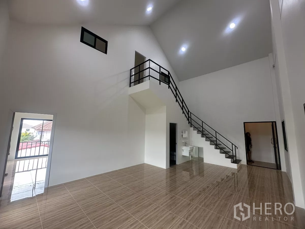 货栈 出售在Khlong Luang, Pathum Thani - 开放式办公室层，带楼梯、阳台门与洗手台，照明充足。