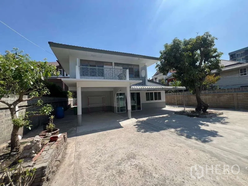 บ้าน ให้เช่าในBang Na, Bangkok - ลานหน้าบ้านกว้าง มีต้นไม้ใหญ่และตัวบ้านสองชั้น