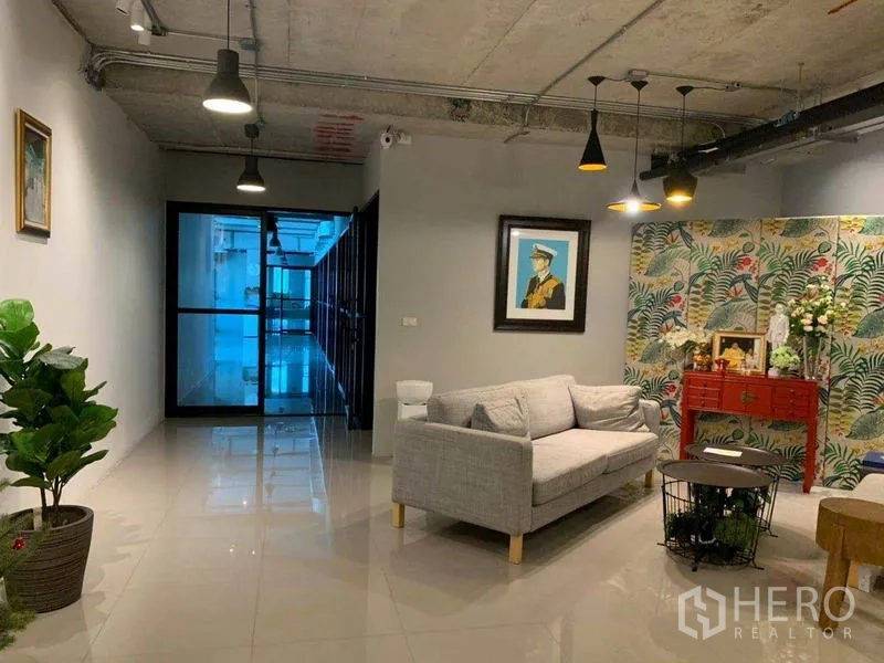 สำนักงาน ให้เช่าในPhaya Thai, Bangkok - พื้นที่เลานจ์ต้อนรับ มีโซฟา โคมไฟห้อย และผนังตกแต่งลายสวย