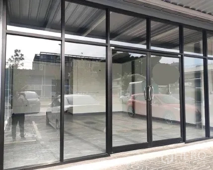 零售空间 出租在Khlong Toei, Bangkok - 一层整面玻璃店面，双开玻璃门与遮雨棚。