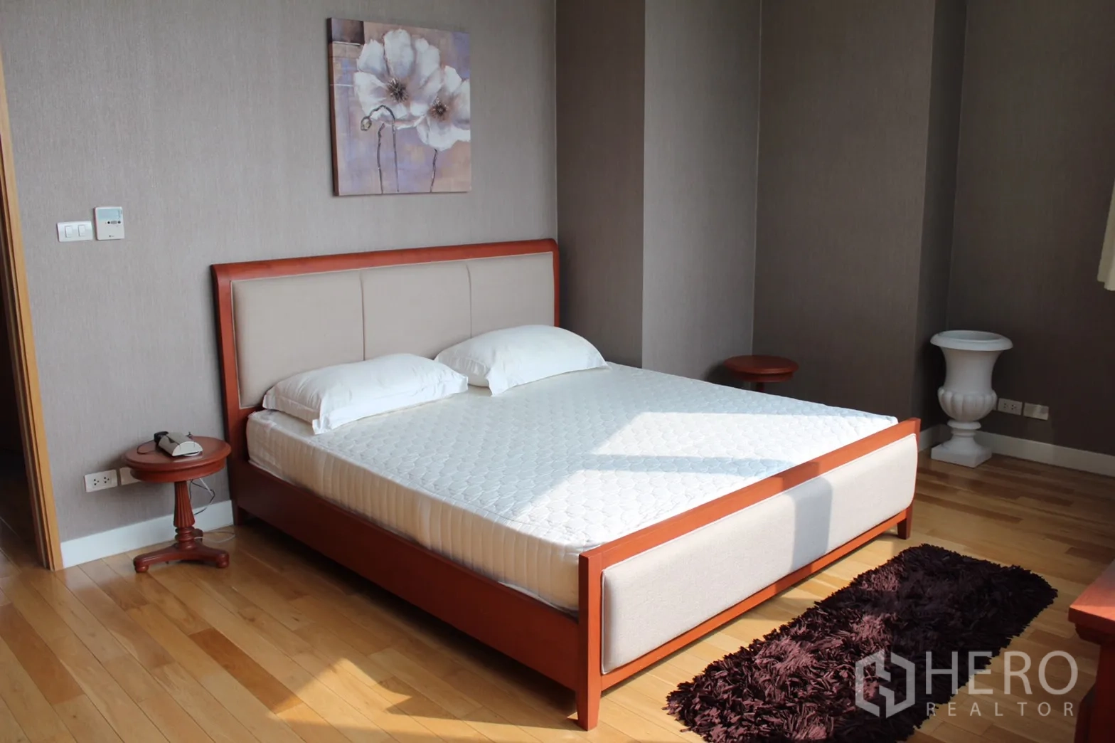 คอนโด ให้เช่าในKhlong Toei, Bangkok - ห้องนอนหลักเตียงโครงไม้ ผนังโทนสุภาพ พื้นไม้ และแสงธรรมชาติ