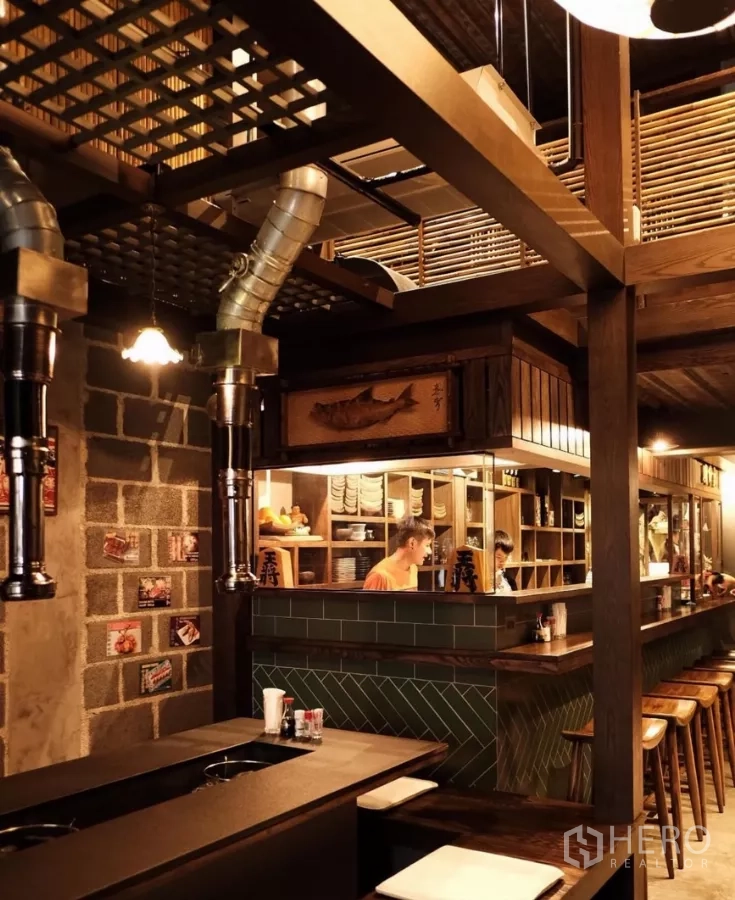 อาคารพาณิชย์ ให้เช่าในBang Rak, Bangkok - ครัวเปิดและเคาน์เตอร์บาร์ พร้อมสตูลไม้และงานตกแต่งวินเทจ ภายในอาคารพาณิชย์