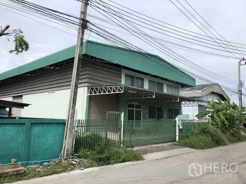 工厂 出租或出售在Samut Prakan - 邦普里工业区的独栋工厂，绿色金属屋顶，卷闸门与大门入口。