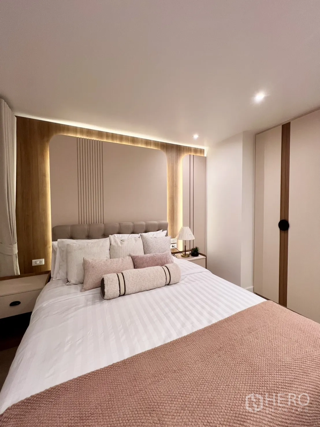 公寓 for sale in Yan Nawa, Bangkok - 第三卧室床铺特写，软包床头与收纳空间。