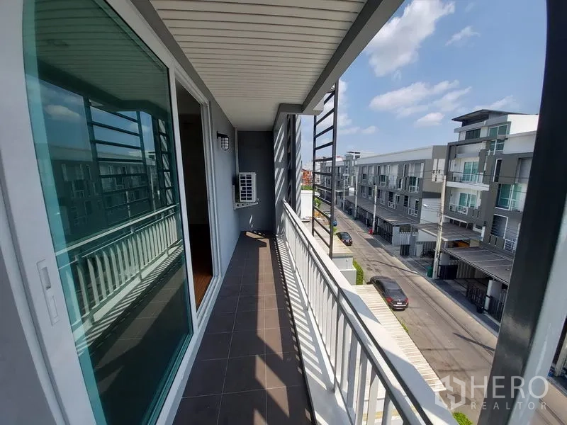 ทาวน์เฮาส์ ขายในWang Thonglang, Bangkok - ระเบียงชมวิวถนนโครงการทาวน์เฮ้าส์เป็นระเบียบ พร้อมประตูกระจกบานเลื่อน