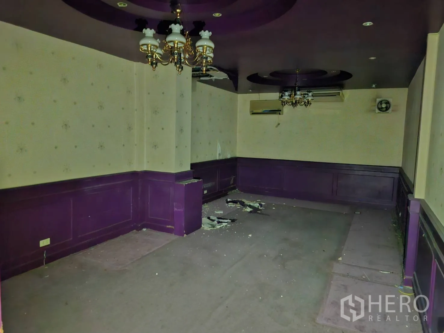 อาคารพาณิชย์ ให้เช่าในBang Rak, Bangkok - ชั้นบนพื้นที่เปิดโล่ง เสาหลายต้น ฝ้าแบบหลุม และพรมปูพื้น