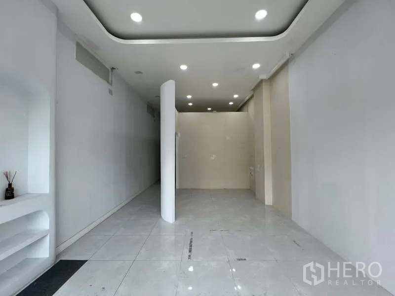 สำนักงานที่บ้าน ให้เช่าในSuan Luang, Bangkok - พื้นที่ทำงานแบบเปิดยาว ไฟดาวน์ไลท์ LED และพื้นกระเบื้องเงา