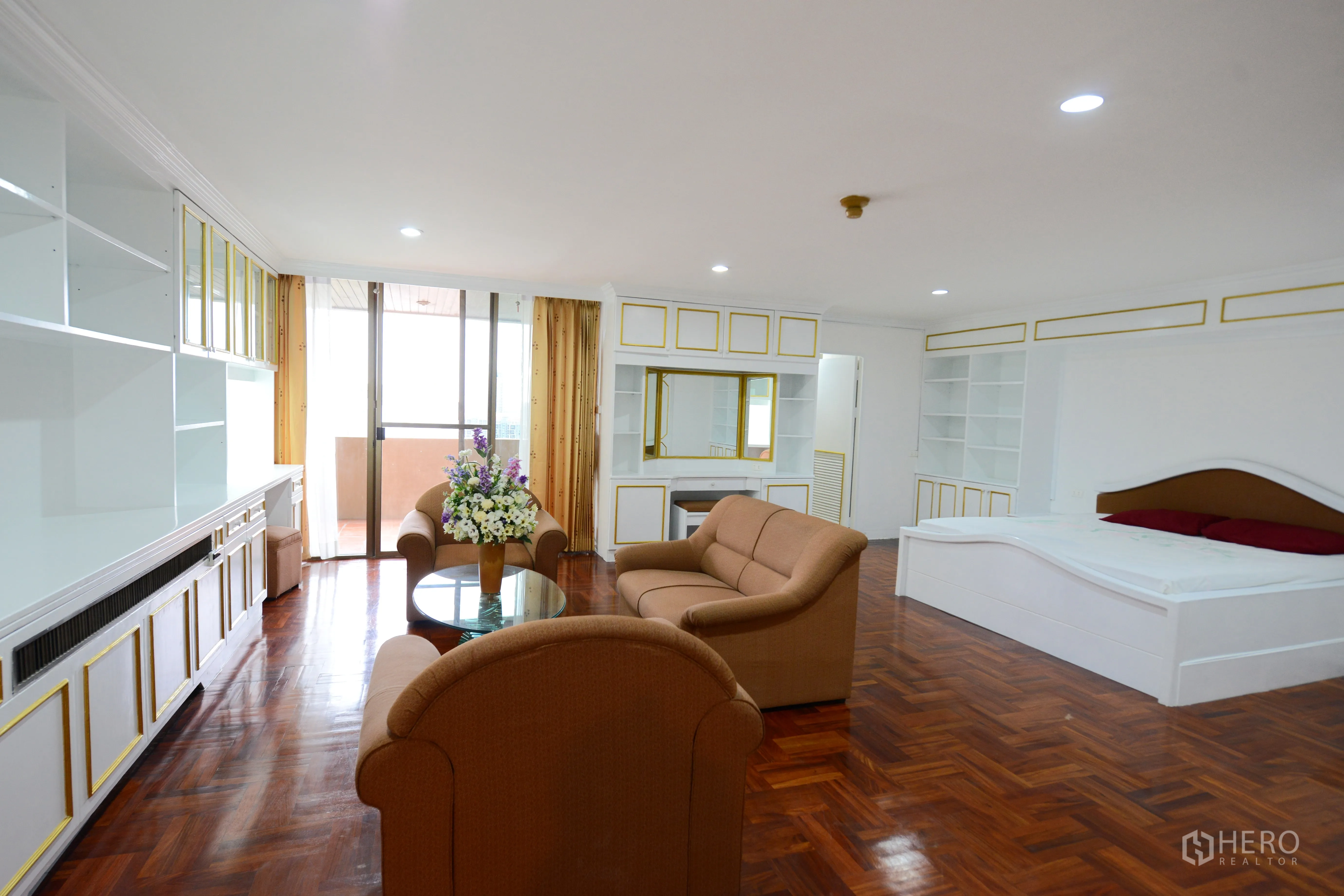 公寓 出租或出售在Watthana, Bangkok - 主卧套间带起居区，推拉门连接阳台与内置柜