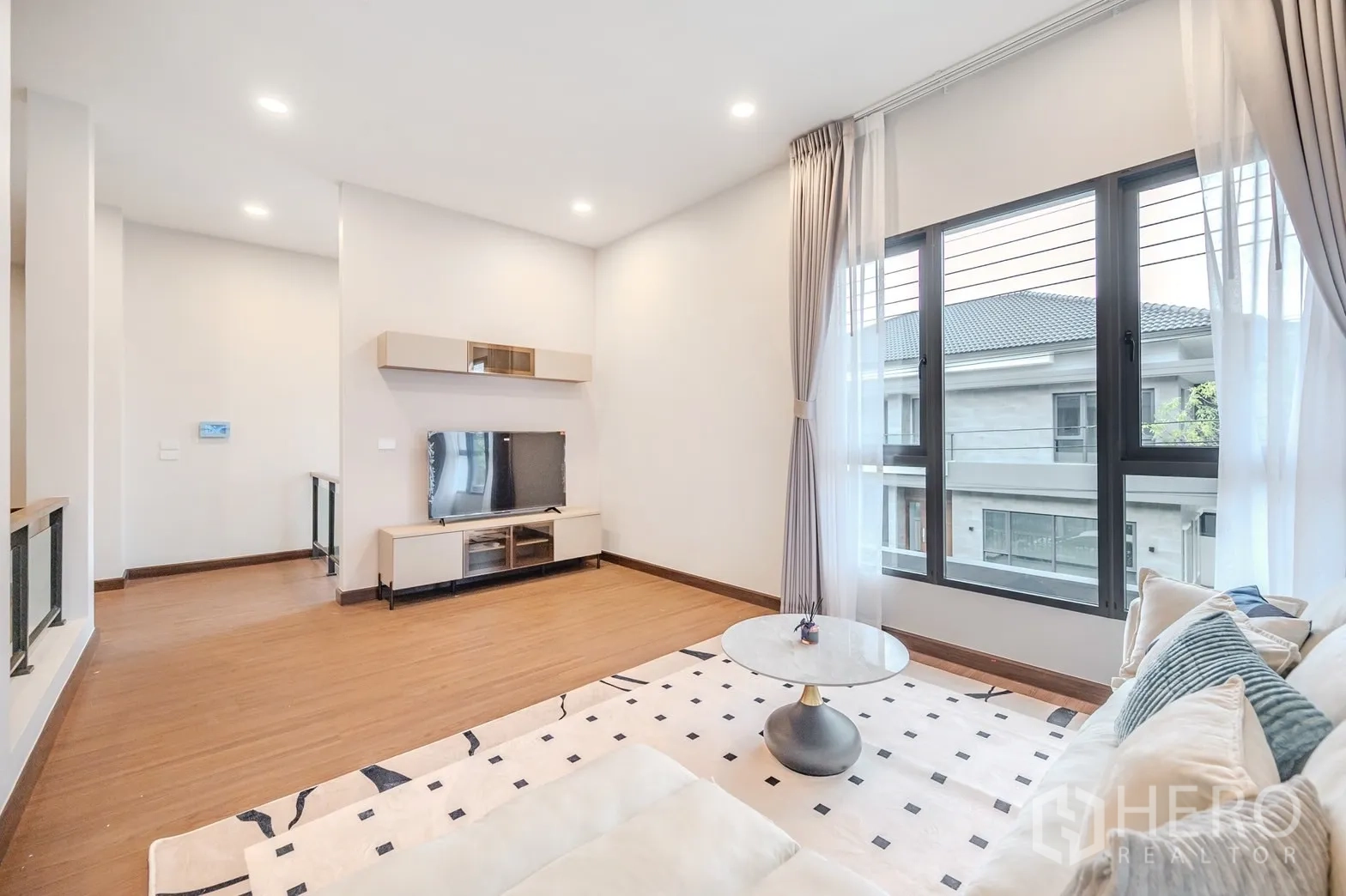 Detached House for rent in Bang Phli, Samut Prakan - Upper lounge with TV unit and wide windows overlooking the street