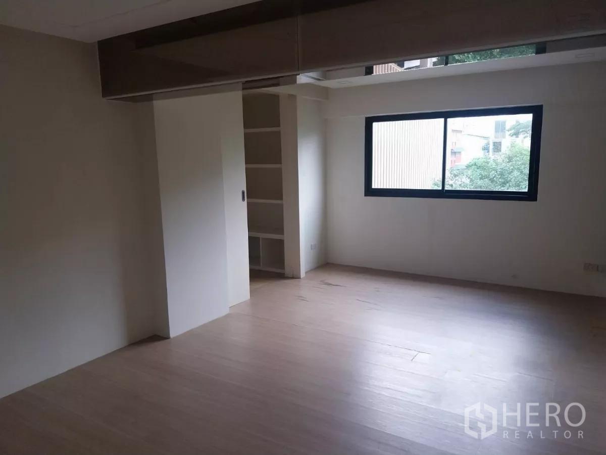 พื้นที่ขายปลีก ให้เช่า - ห้องชั้นลอยกว้าง พร้อมหน้าต่างและชั้นเก็บของบิวท์อิน