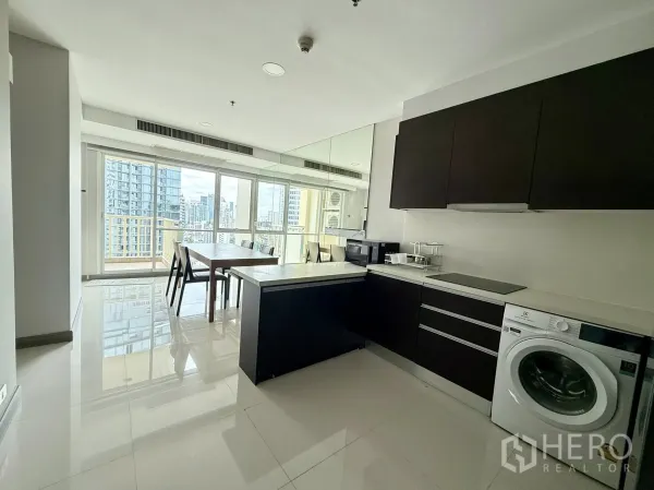 公寓 出租在Watthana, Bangkok - 开放式厨房，深色橱柜与岛台，餐桌临落地窗享城市景观