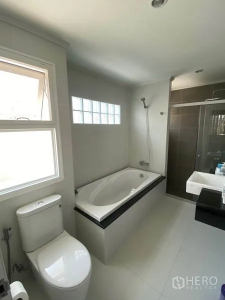 บ้าน ขายในBang Sao Thong, Samut Prakan - ห้องน้ำสมัยใหม่พร้อมอ่างอาบน้ำ ตู้อาบน้ำกระจก และหน้าต่างรับแสงธรรมชาติ