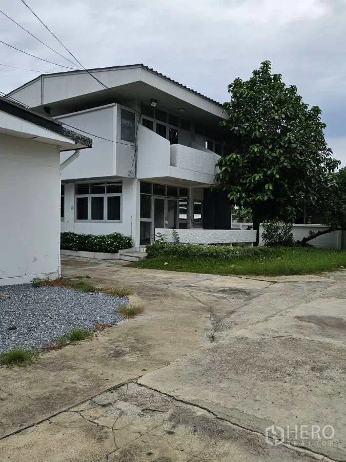 บ้าน ให้เช่าหรือขายในLat Phrao, Bangkok - บ้านสองชั้นสไตล์โมเดิร์น หน้าต่างกระจกบานใหญ่ พร้อมลานโล่ง