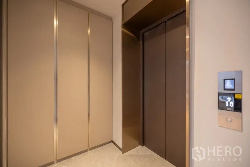 คอนโด ให้เช่าในPathum Wan, Bangkok - โถงลิฟต์ส่วนตัวพร้อมตู้เก็บของบิวท์อิน โทนสีอบอุ่น