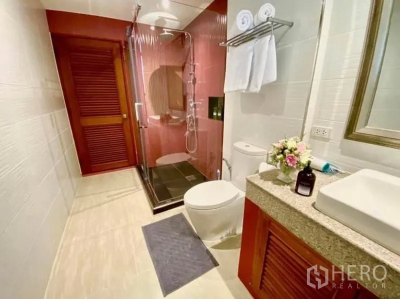 คอนโด ให้เช่าในKhlong Toei, Bangkok - ห้องน้ำสไตล์โมเดิร์น พร้อมตู้กระจกอาบน้ำ อ่างล้างหน้า และโถสุขภัณฑ์โทนอบอุ่น